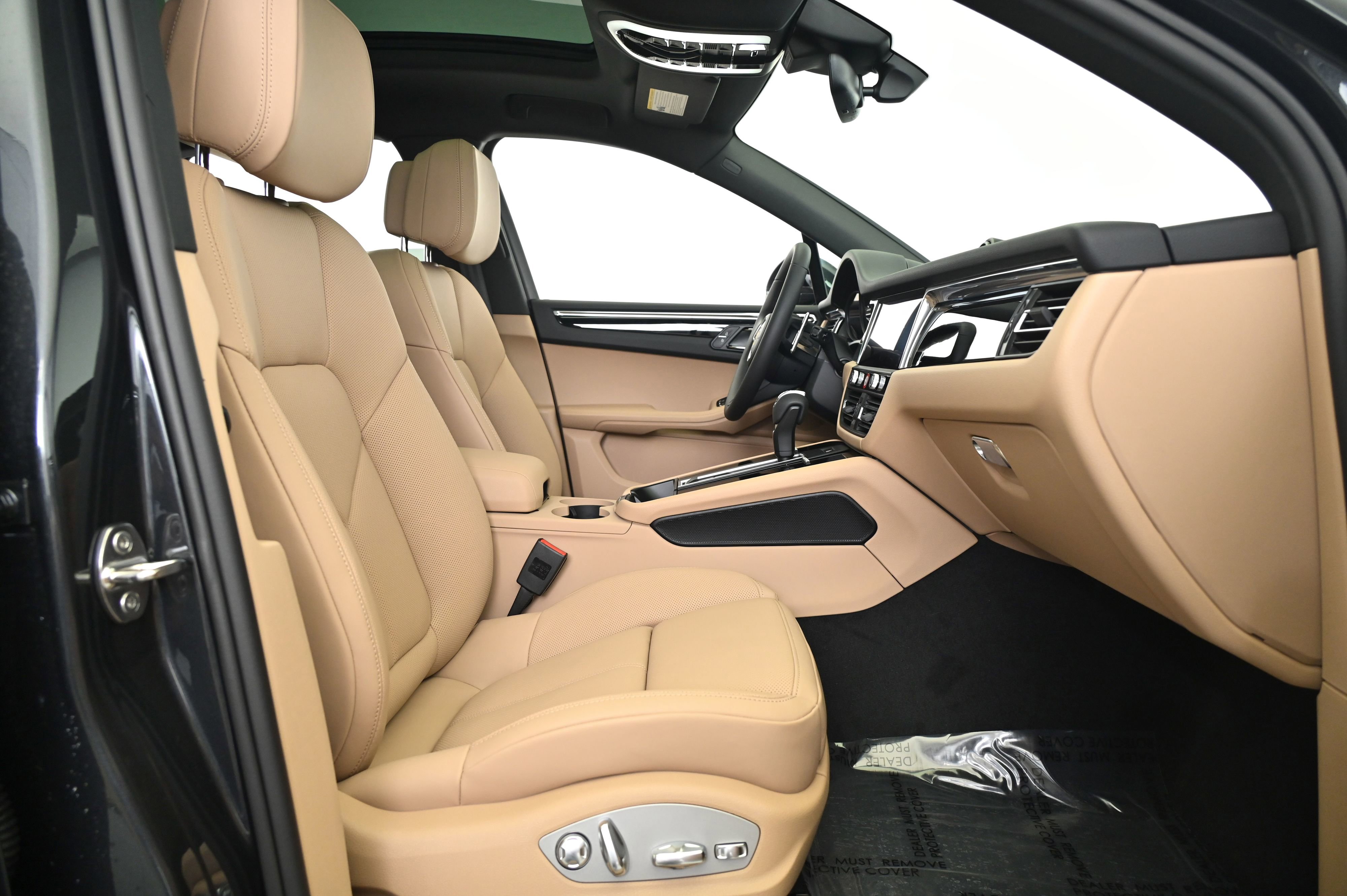 Certified 2025 Porsche Macan image 28