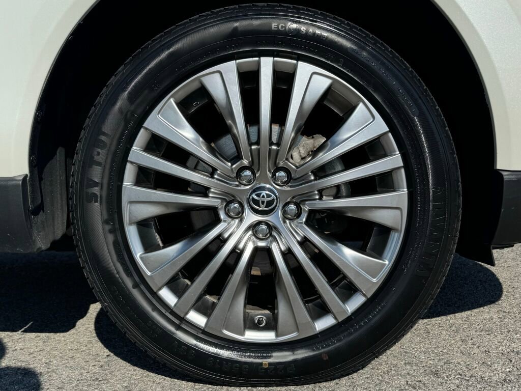 Used 2022 Toyota Venza XLE image 13