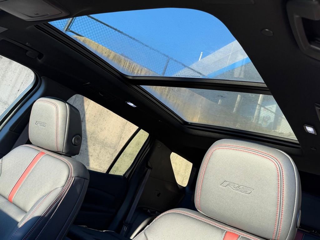 Used 2025 Chevrolet Traverse RS image 15