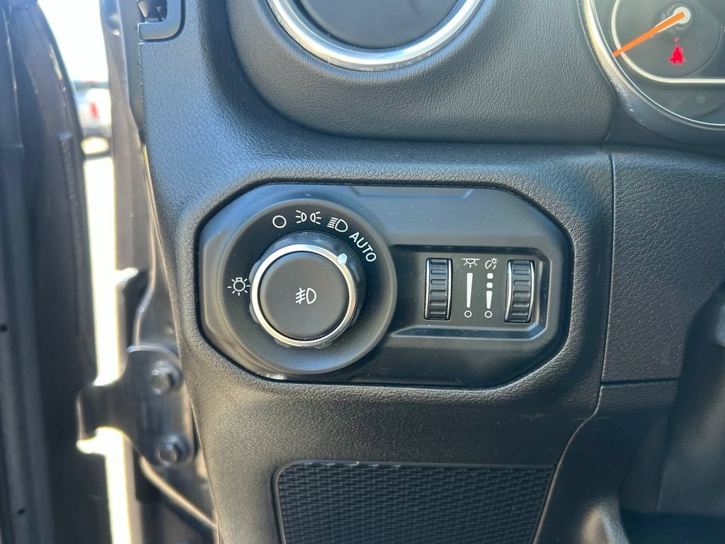 Used 2019 Jeep Wrangler Unlimited Sahara AWD/4WD image 16