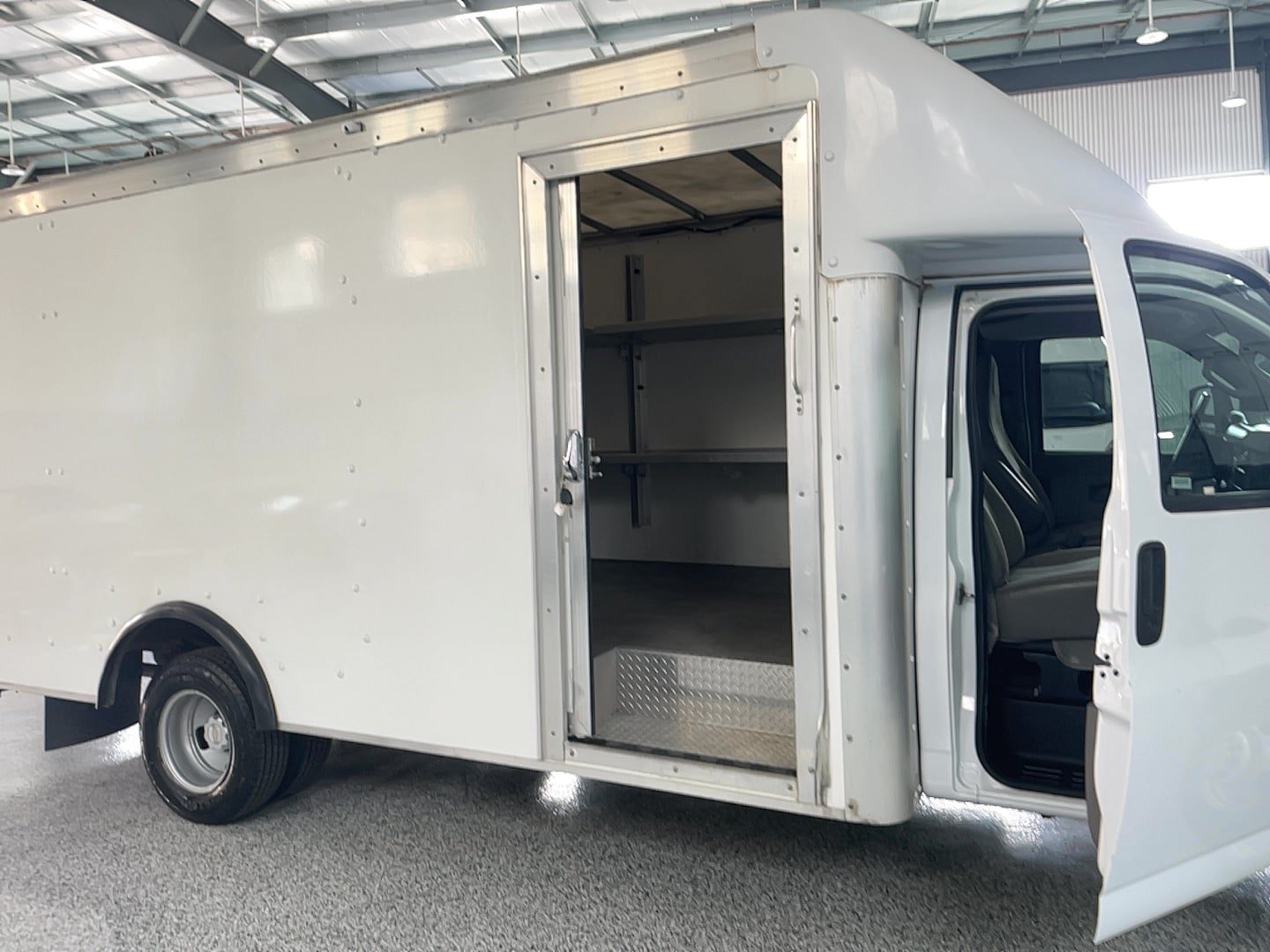 Used 2022 Chevrolet Express 4500 w/ Power Convenience Package RWD image 20