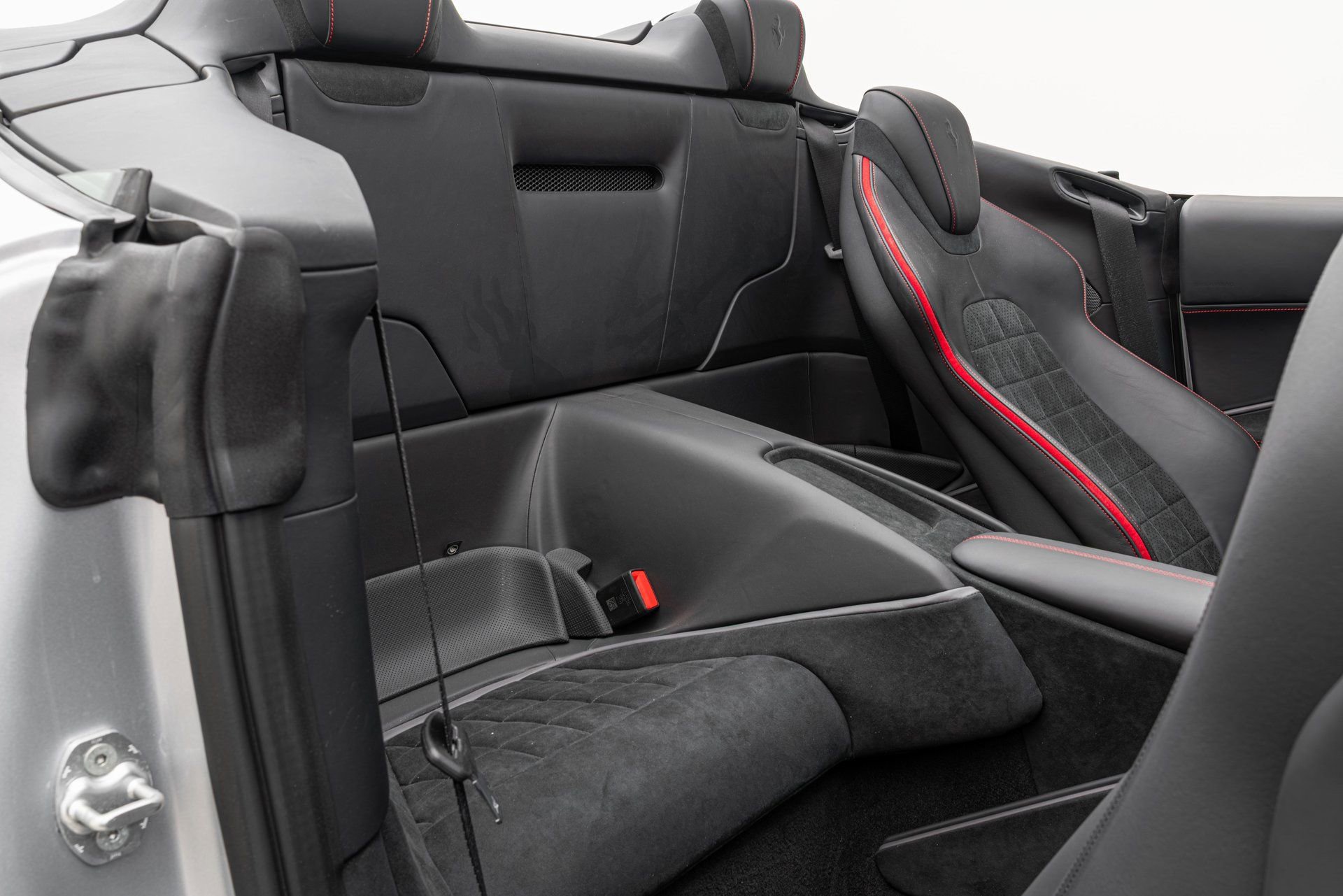 Certified 2025 Ferrari Roma Spider RWD image 31