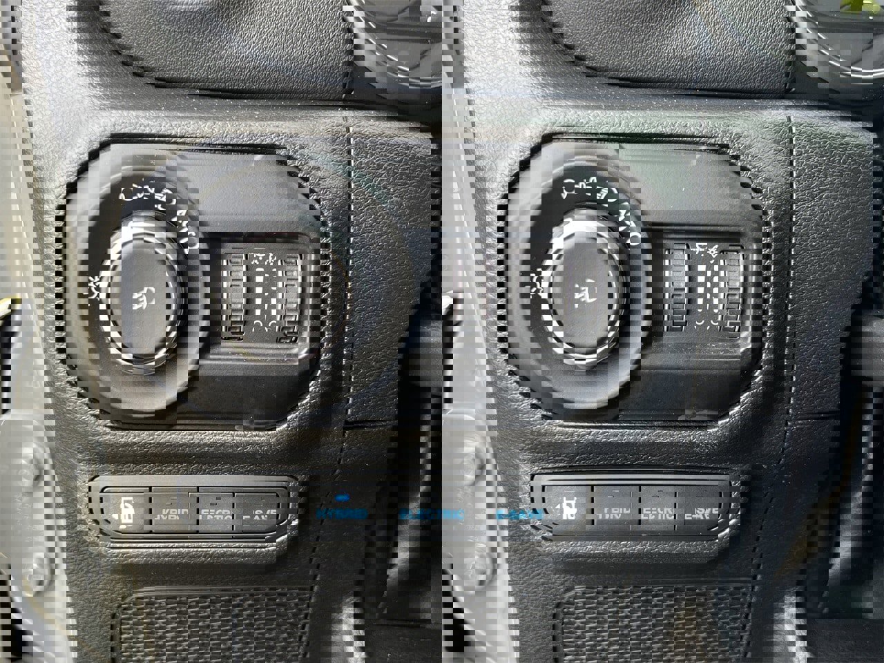 Used 2022 Jeep Wrangler Unlimited Sahara w/ Cold Weather Group image 14