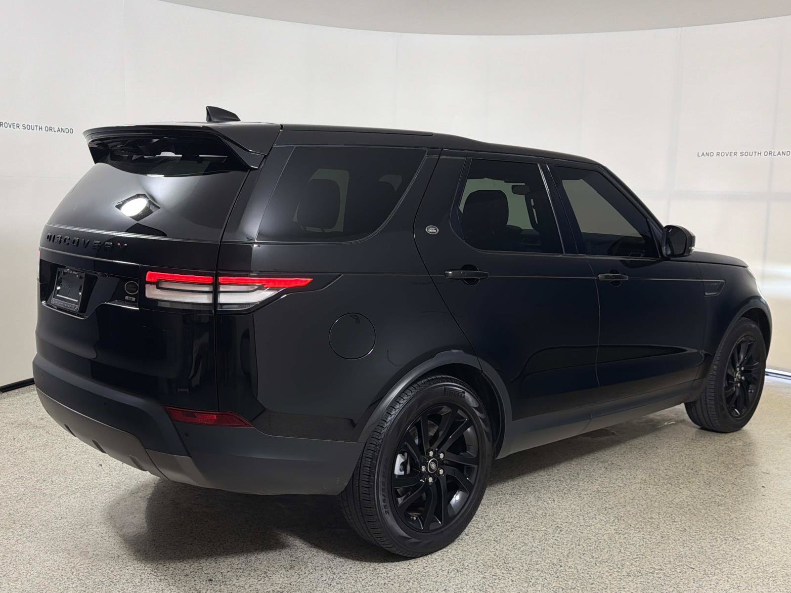 Used 2017 Land Rover Discovery SE AWD/4WD image 5