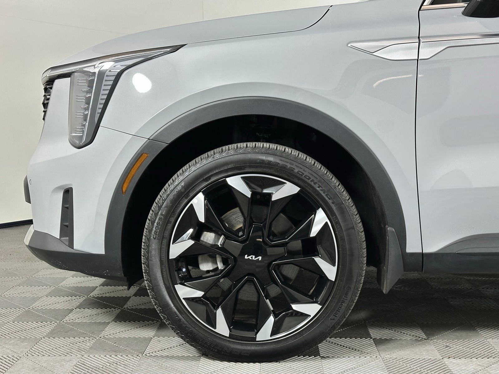 Used 2025 Kia Sorento EX w/ Panoramic Sunroof Package image 9