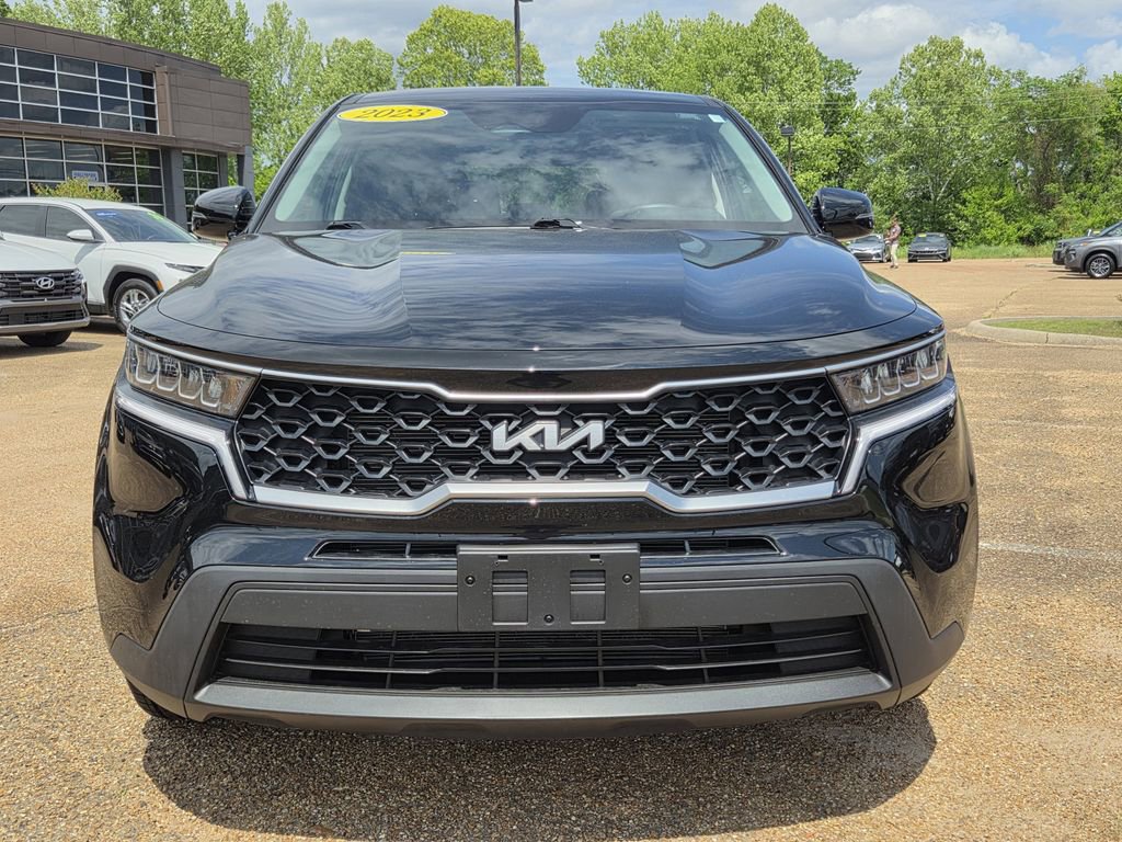 Used 2023 Kia Sorento LX image 2