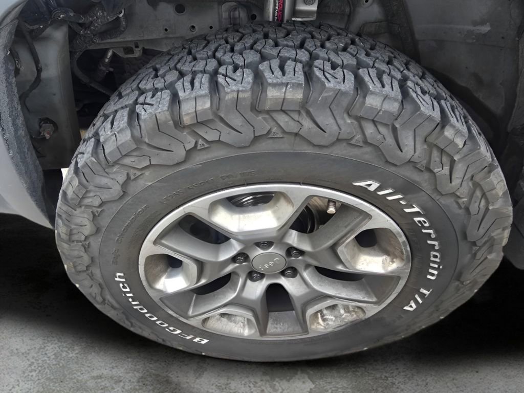 Used 2019 Jeep Cherokee Trailhawk w/ Cold Weather Group image 8