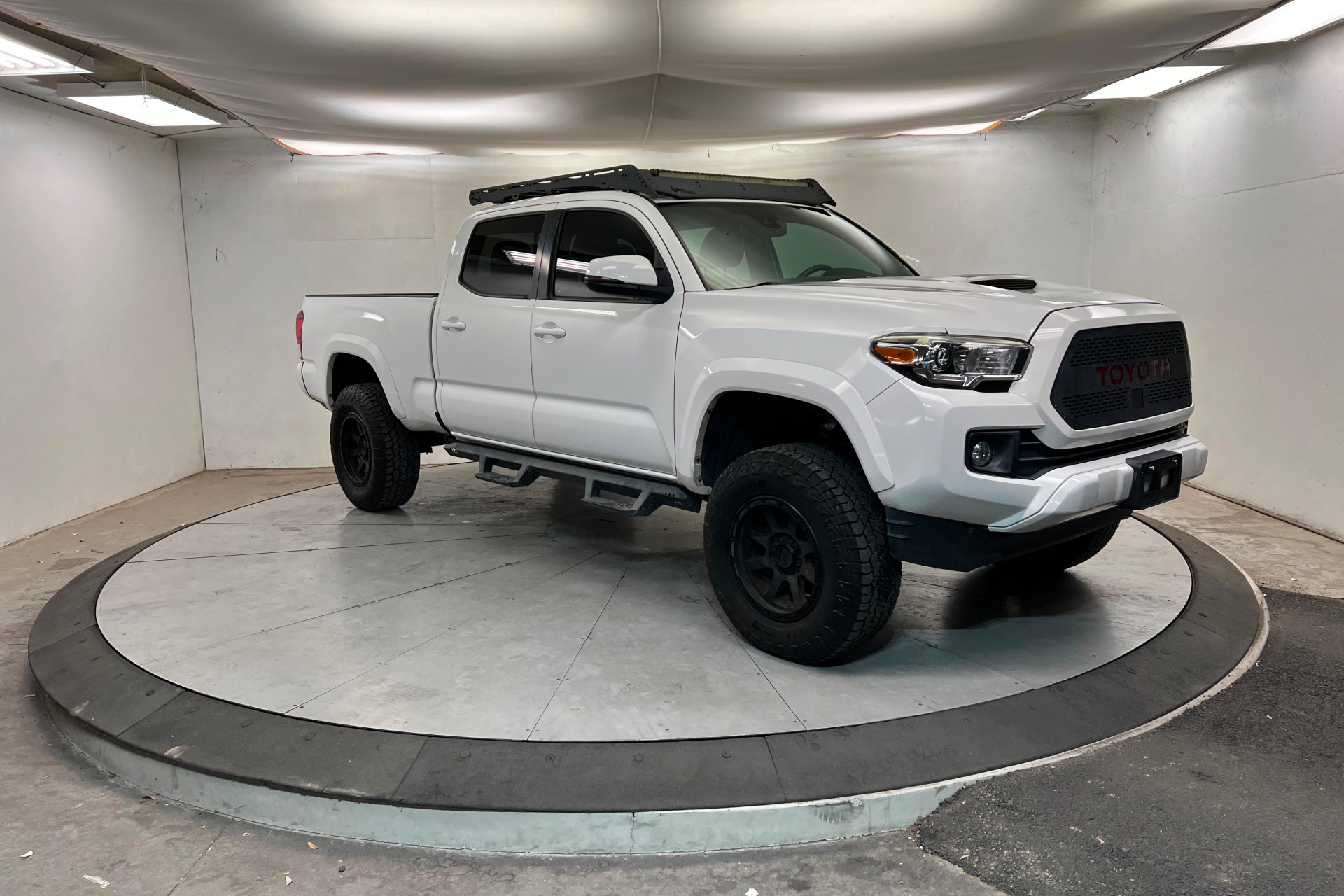 Used 2019 Toyota Tacoma TRD Sport w/ TRD Premium Sport Package image 8