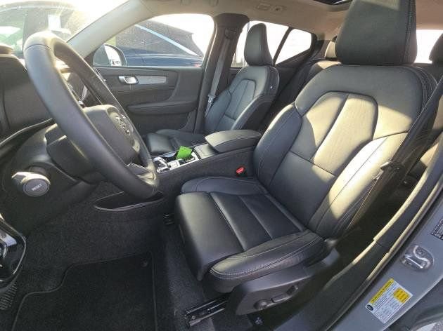 Certified 2025 Volvo XC40 B5 Plus AWD/4WD image 9