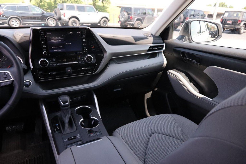 Used 2022 Toyota Highlander LE AWD/4WD image 27
