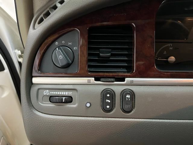 Used 2005 Lincoln Town Car Signature Limited image 30