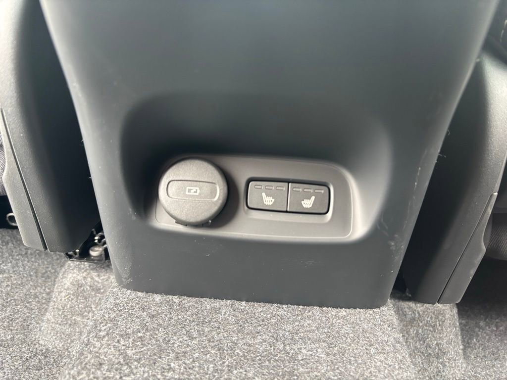 Certified 2026 Volvo XC40 B5 Plus w/ Protection Package Premier image 22