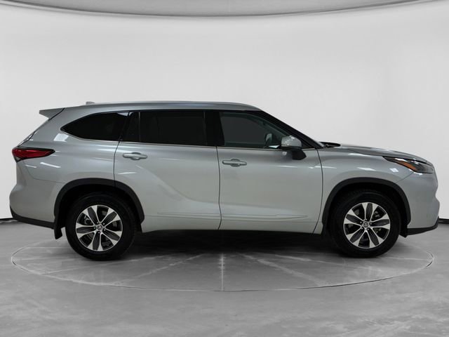 Used 2022 Toyota Highlander XLE AWD/4WD image 2
