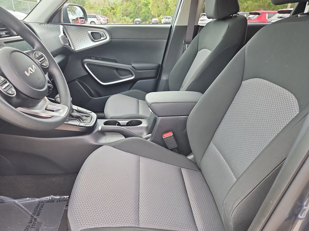 Used 2025 Kia Soul LX w/ LX Technology Package FWD image 15