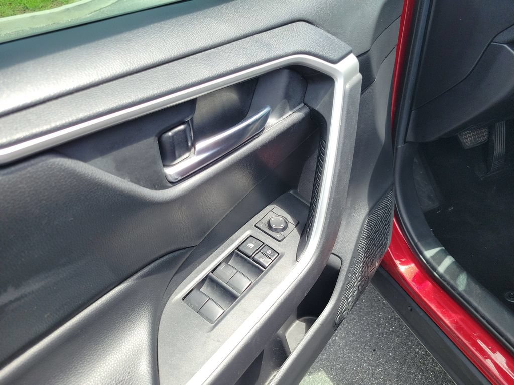 Used 2021 Toyota RAV4 XLE w/ Convenience Package FWD image 19