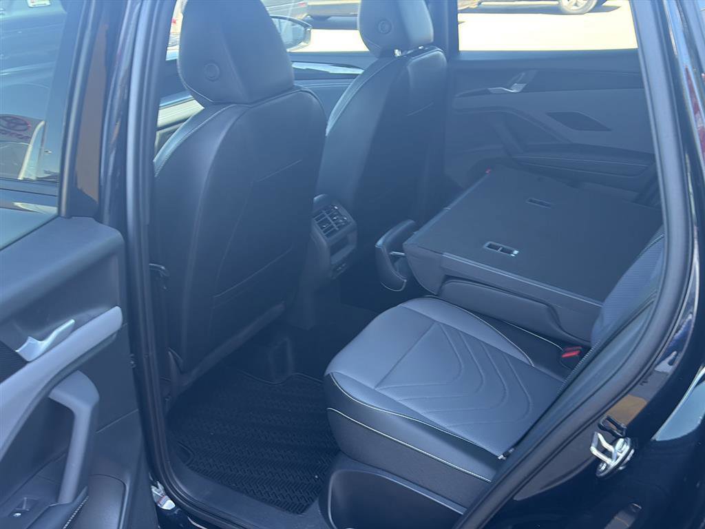 Used 2025 Volkswagen Tiguan SE R-Line image 4