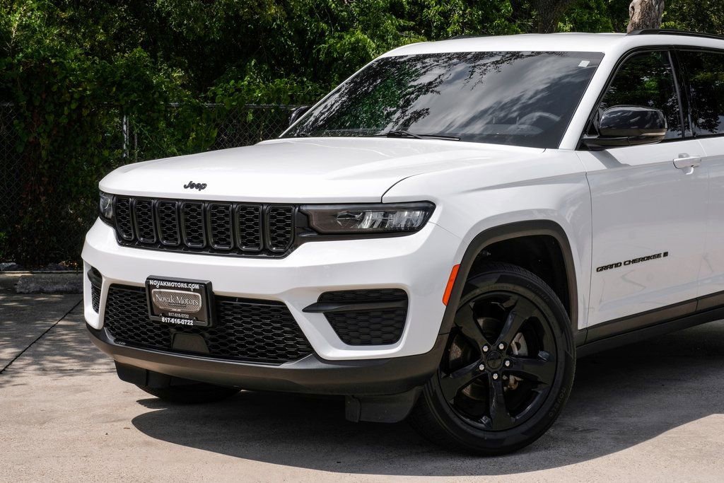 Used 2023 Jeep Grand Cherokee Altitude image 12