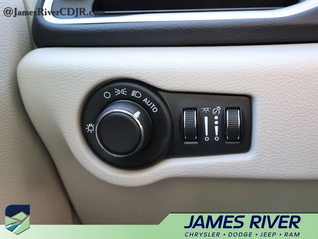 Used 2024 Chrysler Voyager LX image 30