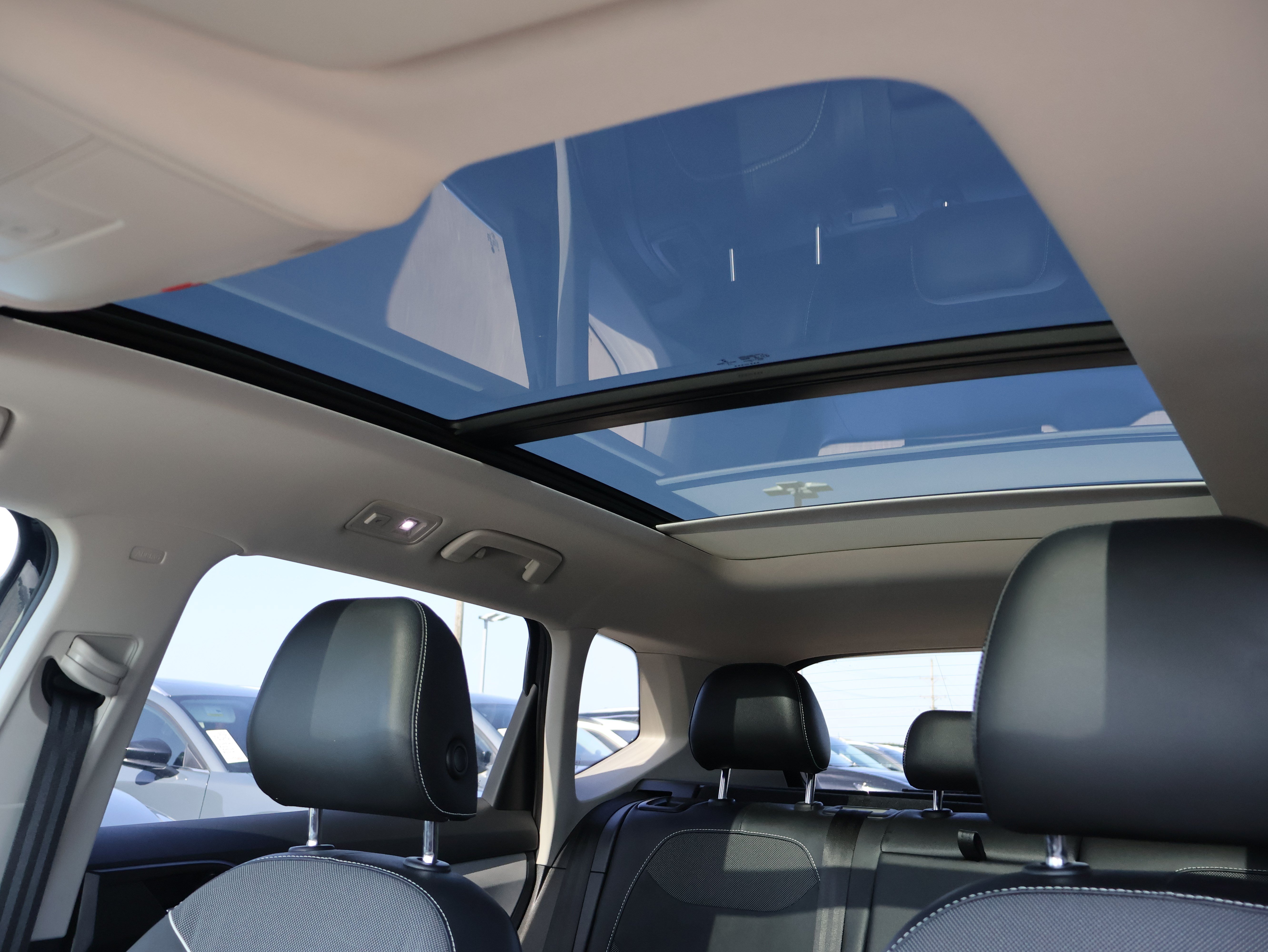 Used 2023 Volkswagen Taos SE w/ Panoramic Sunroof Package AWD/4WD image 43