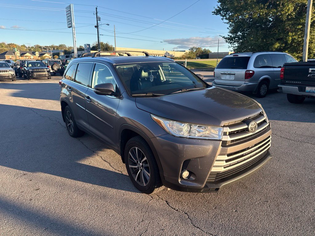 Used 2019 Toyota Highlander XLE AWD/4WD image 2