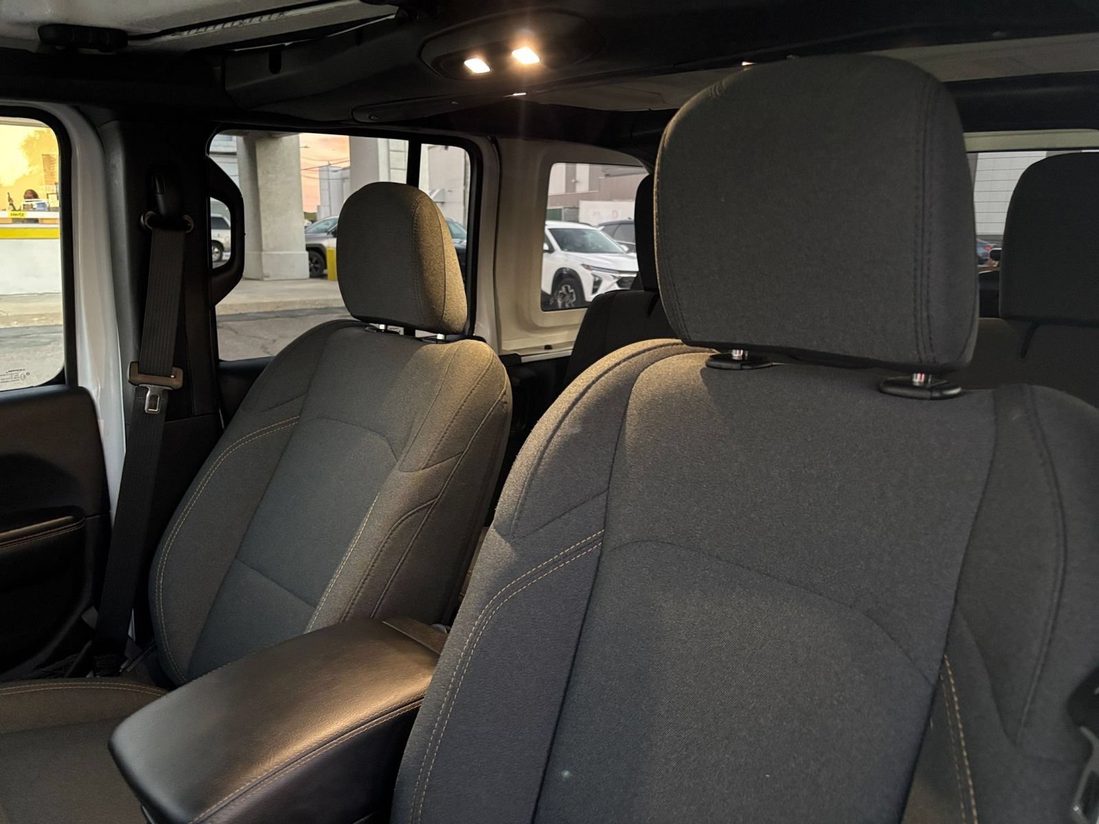 Used 2025 Jeep Wrangler Unlimited Sahara AWD/4WD image 33