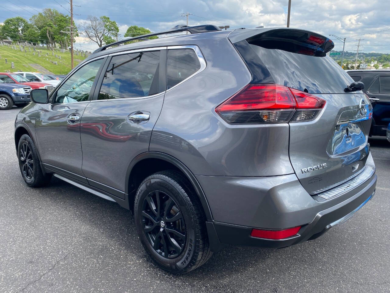 Used 2017 Nissan Rogue SV w/ Midnight Edition Package AWD/4WD image 5