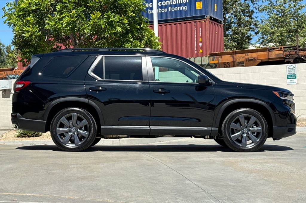 Certified 2025 Honda Pilot Sport image 6