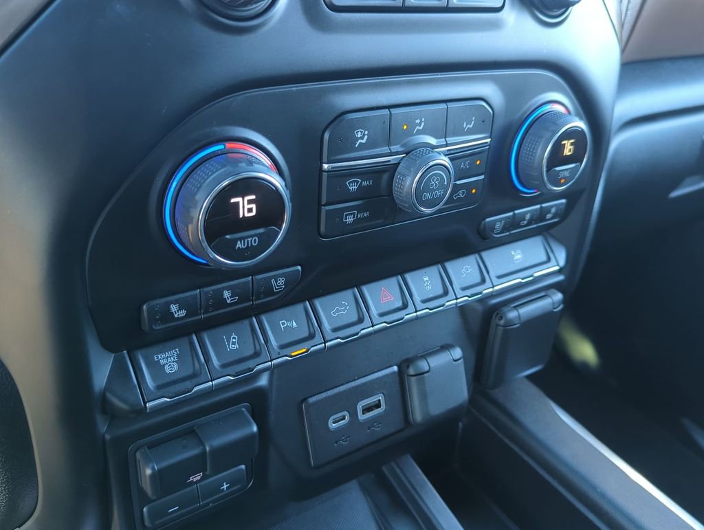 Used 2023 Chevrolet Silverado 2500 High Country w/ Technology Package image 18