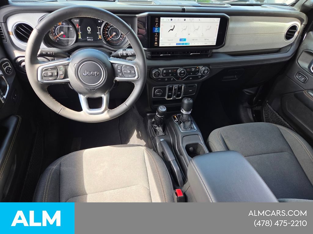 Used 2025 Jeep Wrangler Unlimited Sahara AWD/4WD image 11