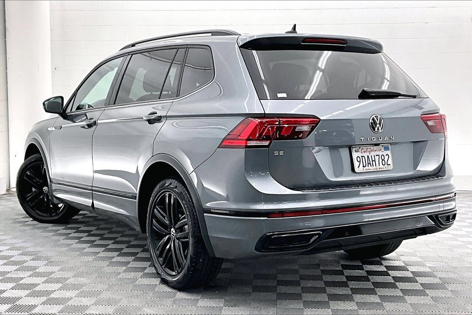 Used 2022 Volkswagen Tiguan SE R-Line FWD image 10