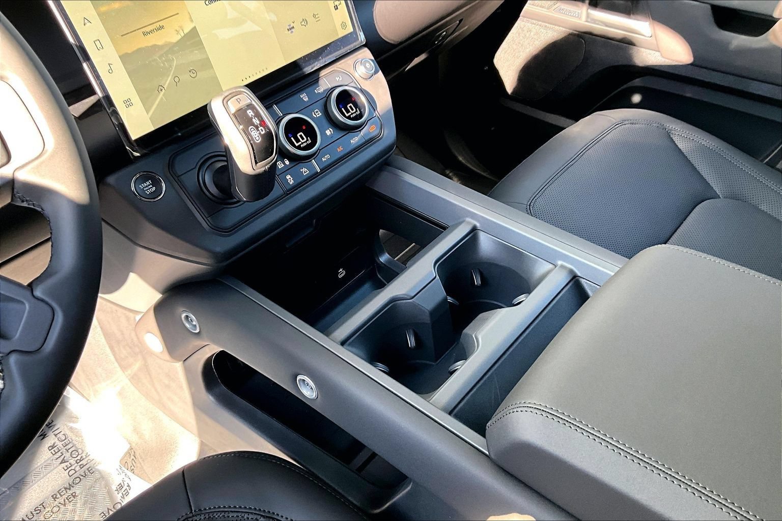 New 2026 Land Rover Defender 110 X-Dynamic SE AWD/4WD image 8