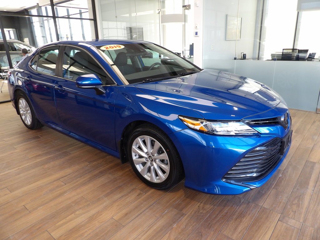 Used 2019 Toyota Camry LE image 3