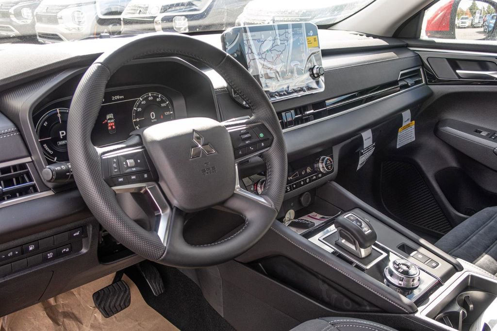 New 2025 Mitsubishi Outlander 4WD Plug-In Hybrid image 30