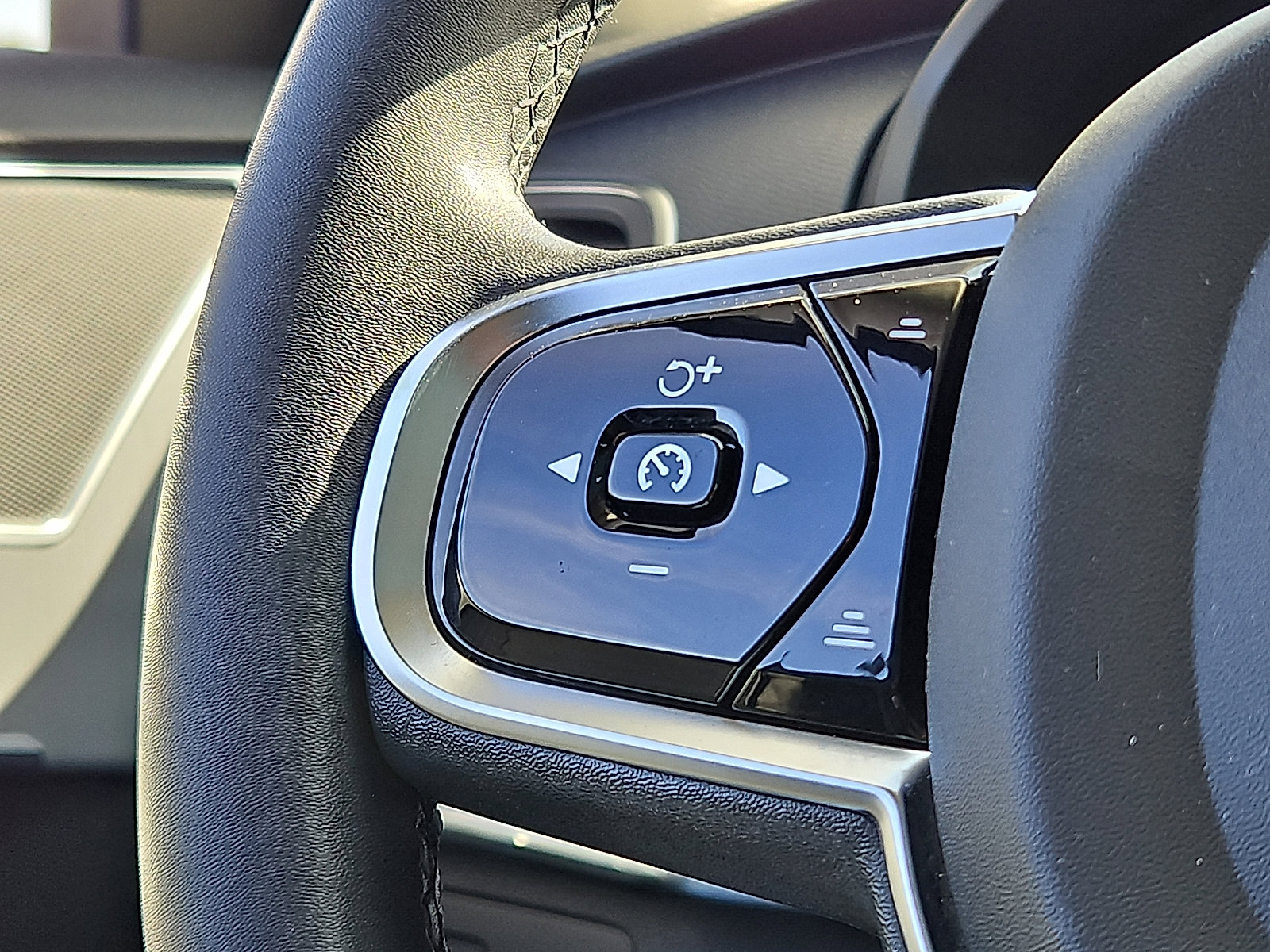 Certified 2024 Volvo XC90 B5 Core w/ Protection Package Premier AWD/4WD image 21