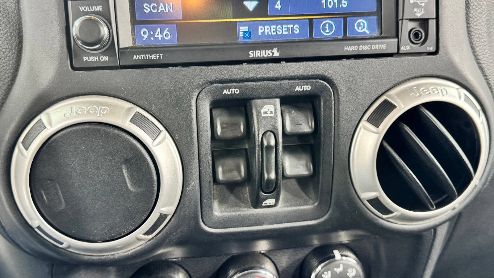 Used 2018 Jeep Wrangler Unlimited Sahara w/ Connectivity Group AWD/4WD image 22