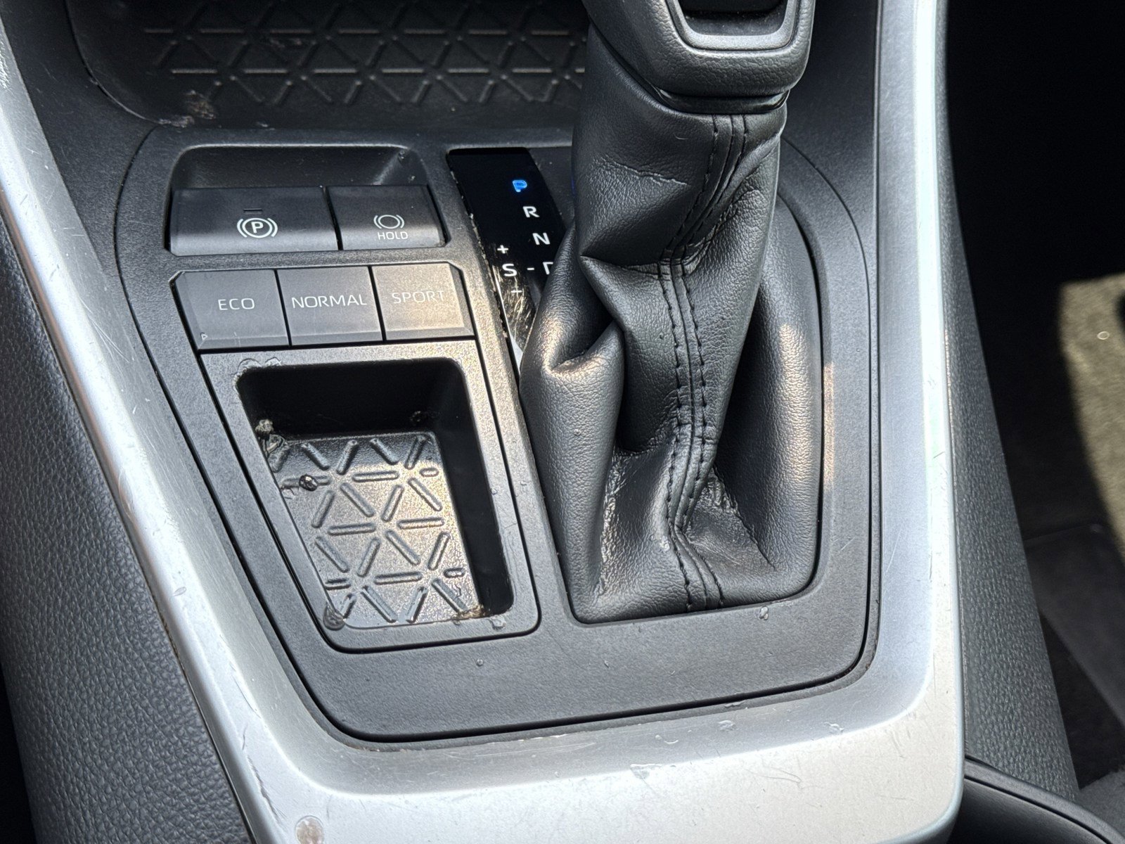 Used 2021 Toyota RAV4 XLE w/ Convenience Package FWD image 27