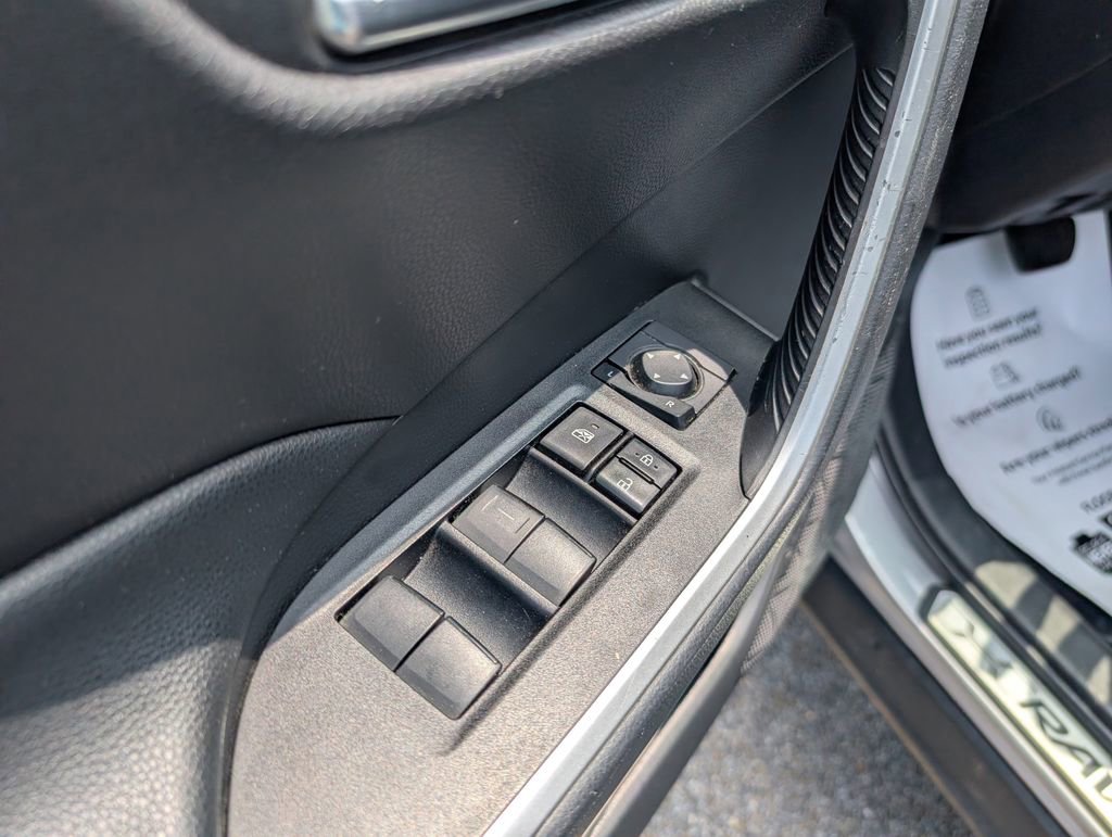 Used 2021 Toyota RAV4 XLE FWD image 9