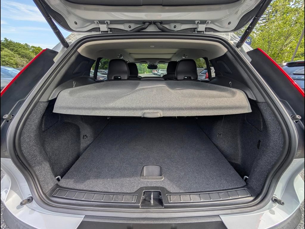 Certified 2025 Volvo XC40 B5 Plus AWD/4WD image 7
