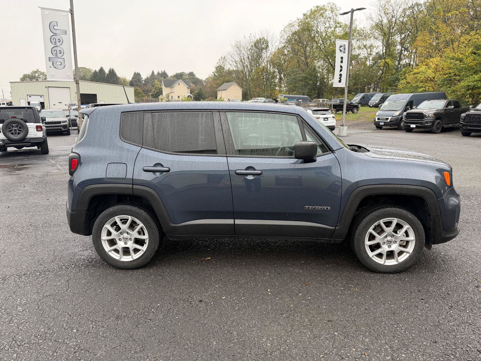 Used 2023 Jeep Renegade Latitude AWD/4WD image 2