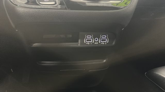 Used 2024 Chrysler Pacifica Limited FWD image 20