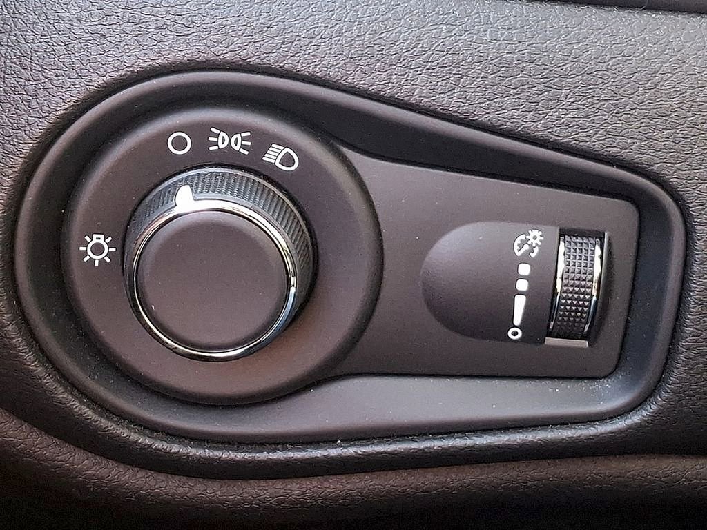 Used 2023 Jeep Renegade Latitude AWD/4WD image 23
