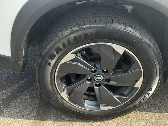 Used 2024 Nissan Rogue SV AWD/4WD image 12