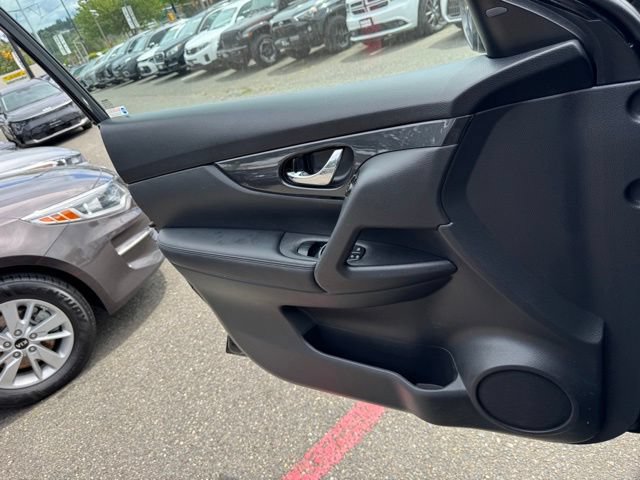 Used 2019 Nissan Rogue SV AWD/4WD image 16