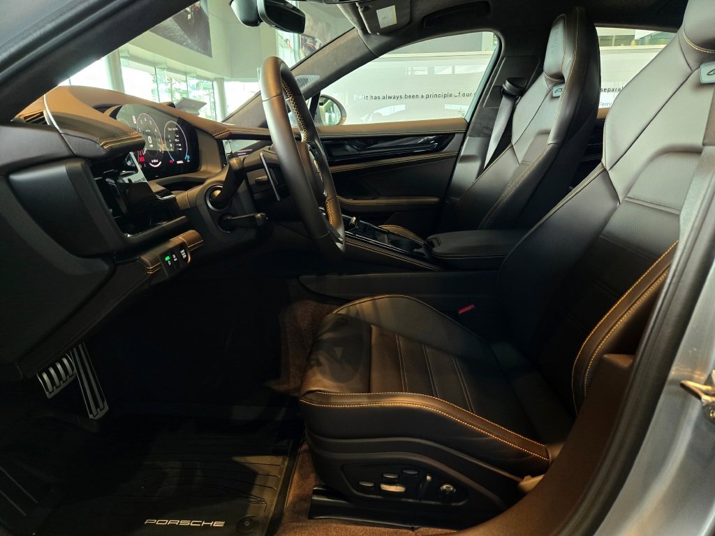 Certified 2025 Porsche Panamera GTS image 7