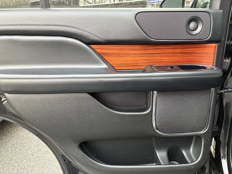 Used 2018 Lincoln Navigator Select image 19