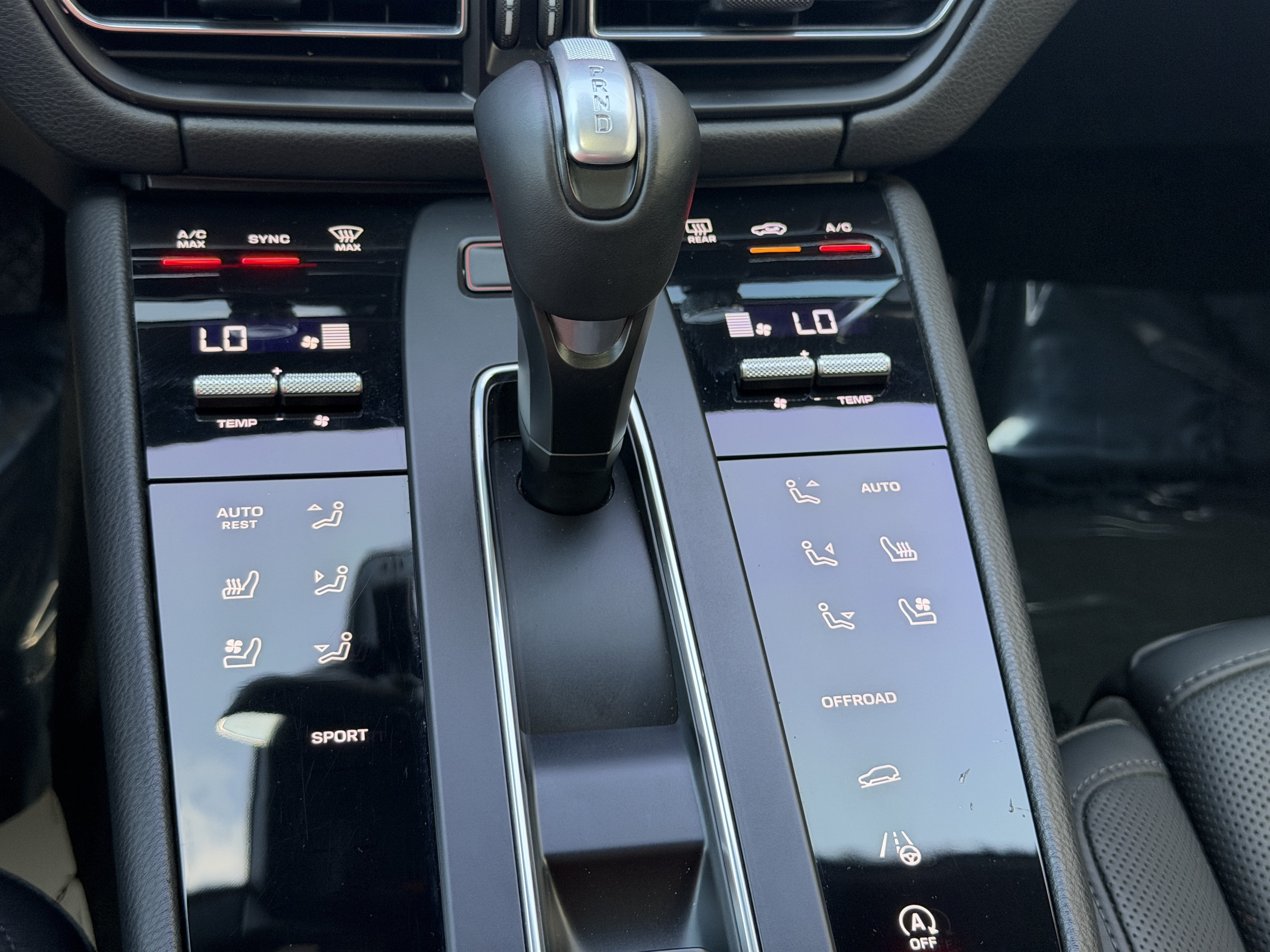 Certified 2024 Porsche Macan AWD/4WD image 29