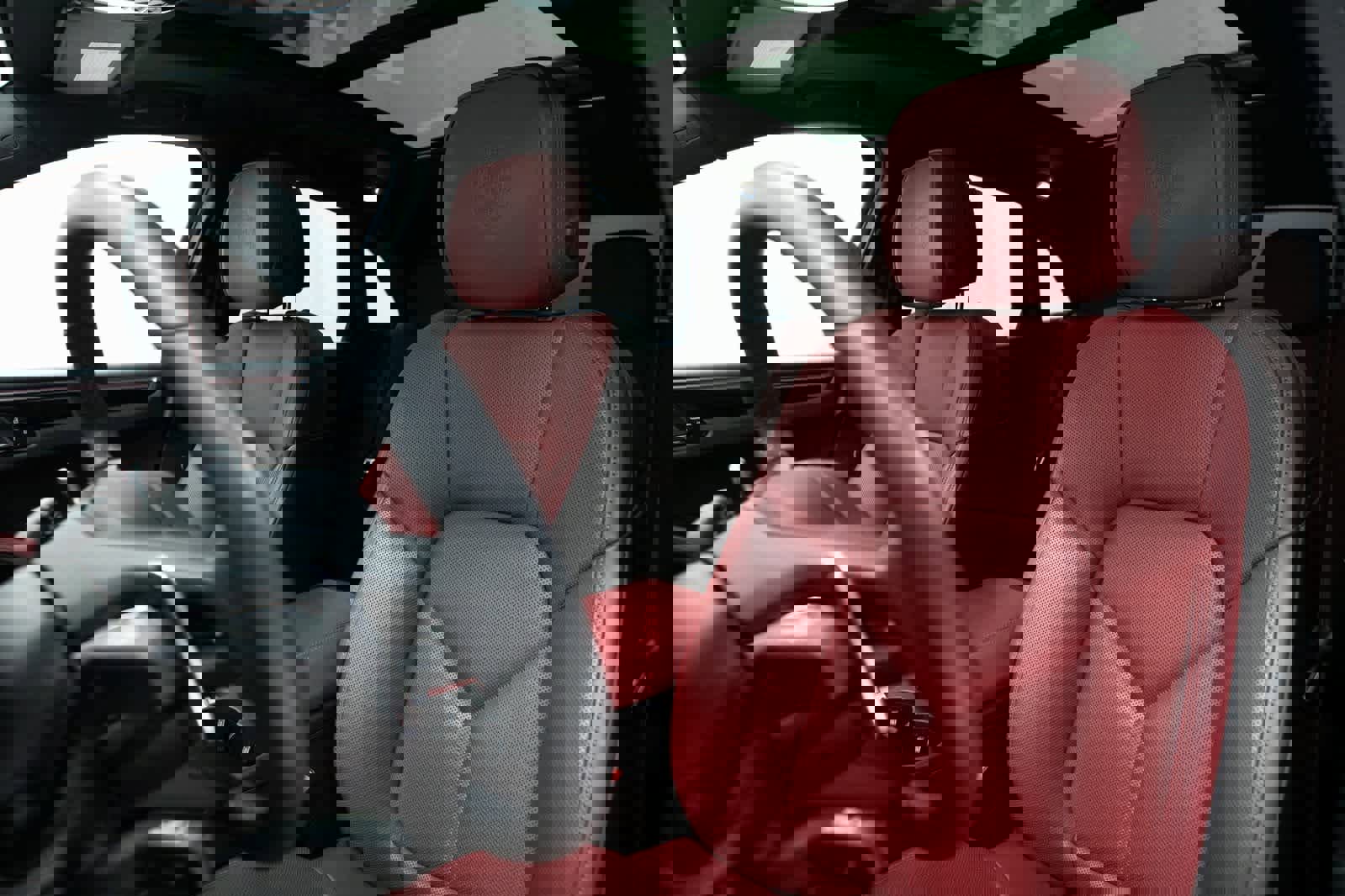 Certified 2025 Porsche Macan image 5