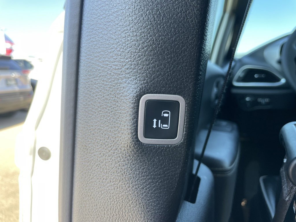 Used 2025 Chrysler Pacifica Limited image 57