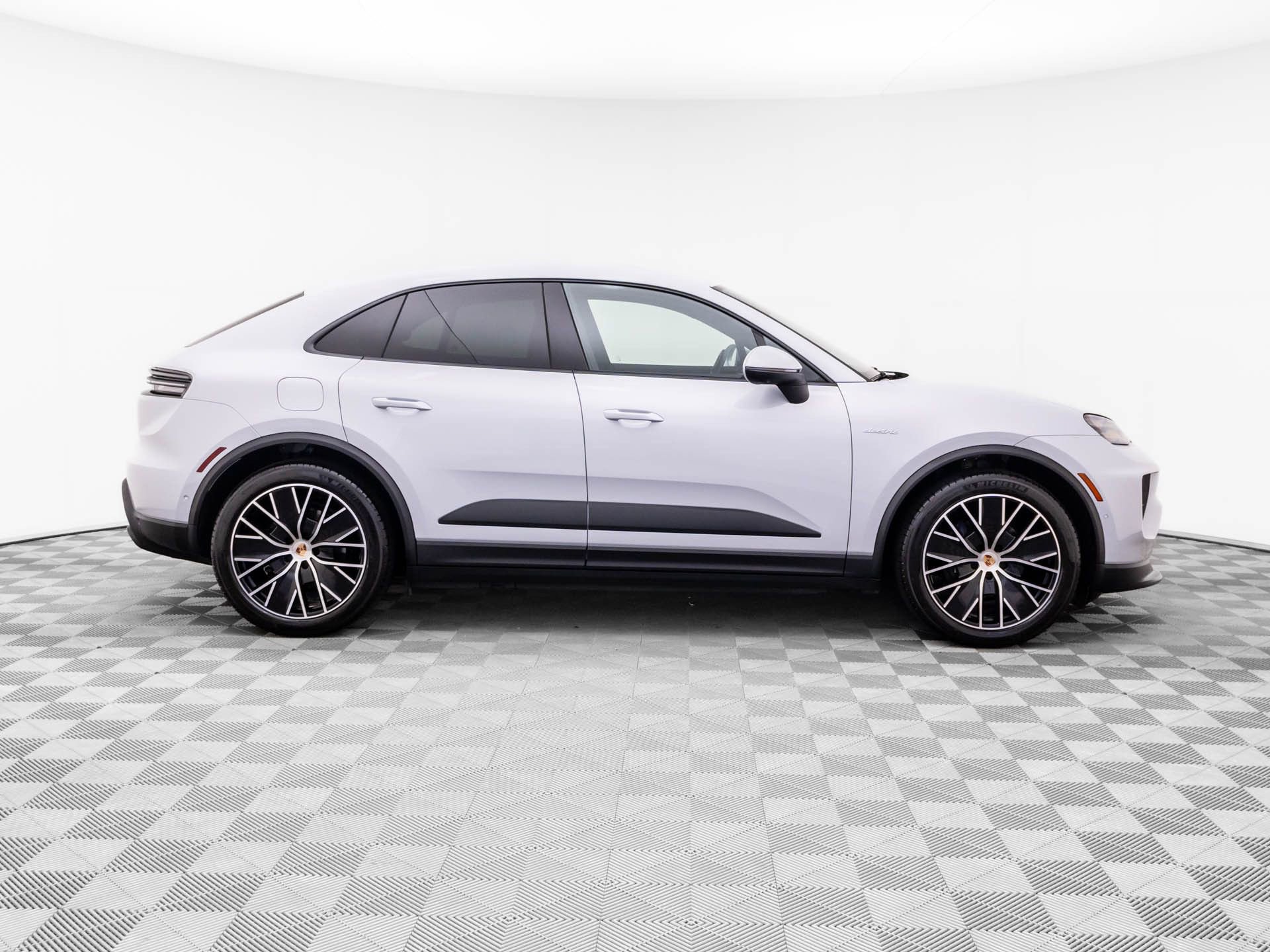 Certified 2025 Porsche Macan 4 Electric AWD/4WD image 7
