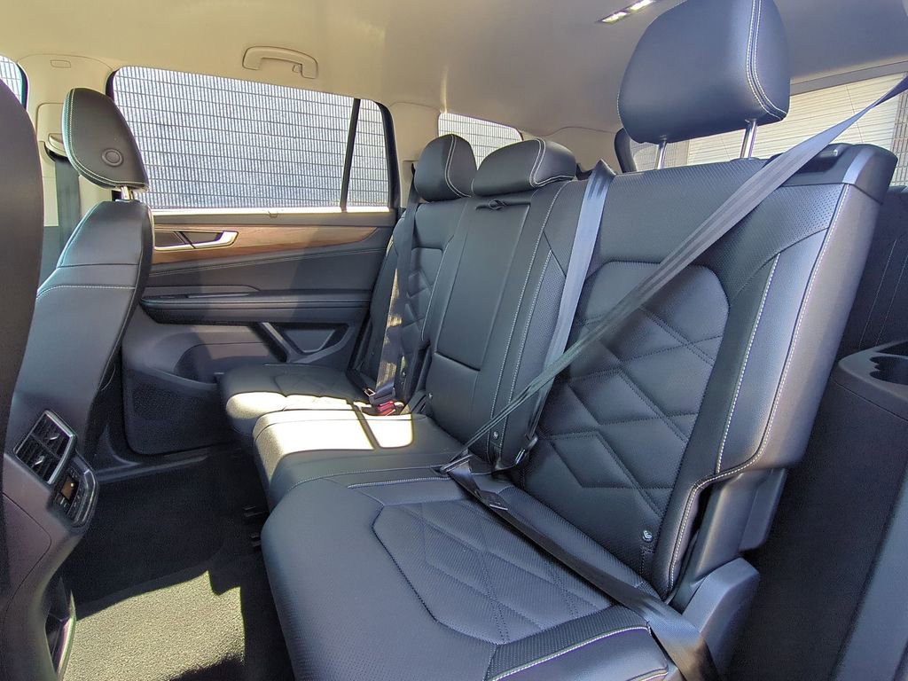 Used 2025 Volkswagen Atlas SE image 27